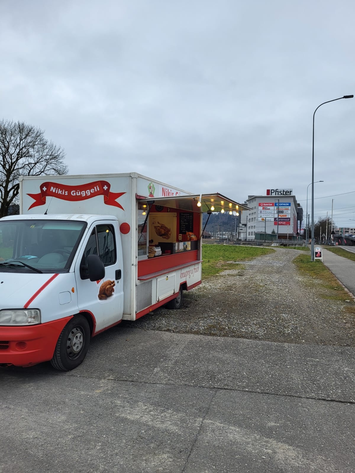 Niki's Güggeli Samstag Suhr, zwischen Möbel Pfister und Lipo